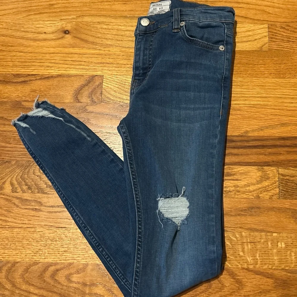 Free‎ People Women's Medium Blue Distressed Skinny Jeans, Size Waist 24